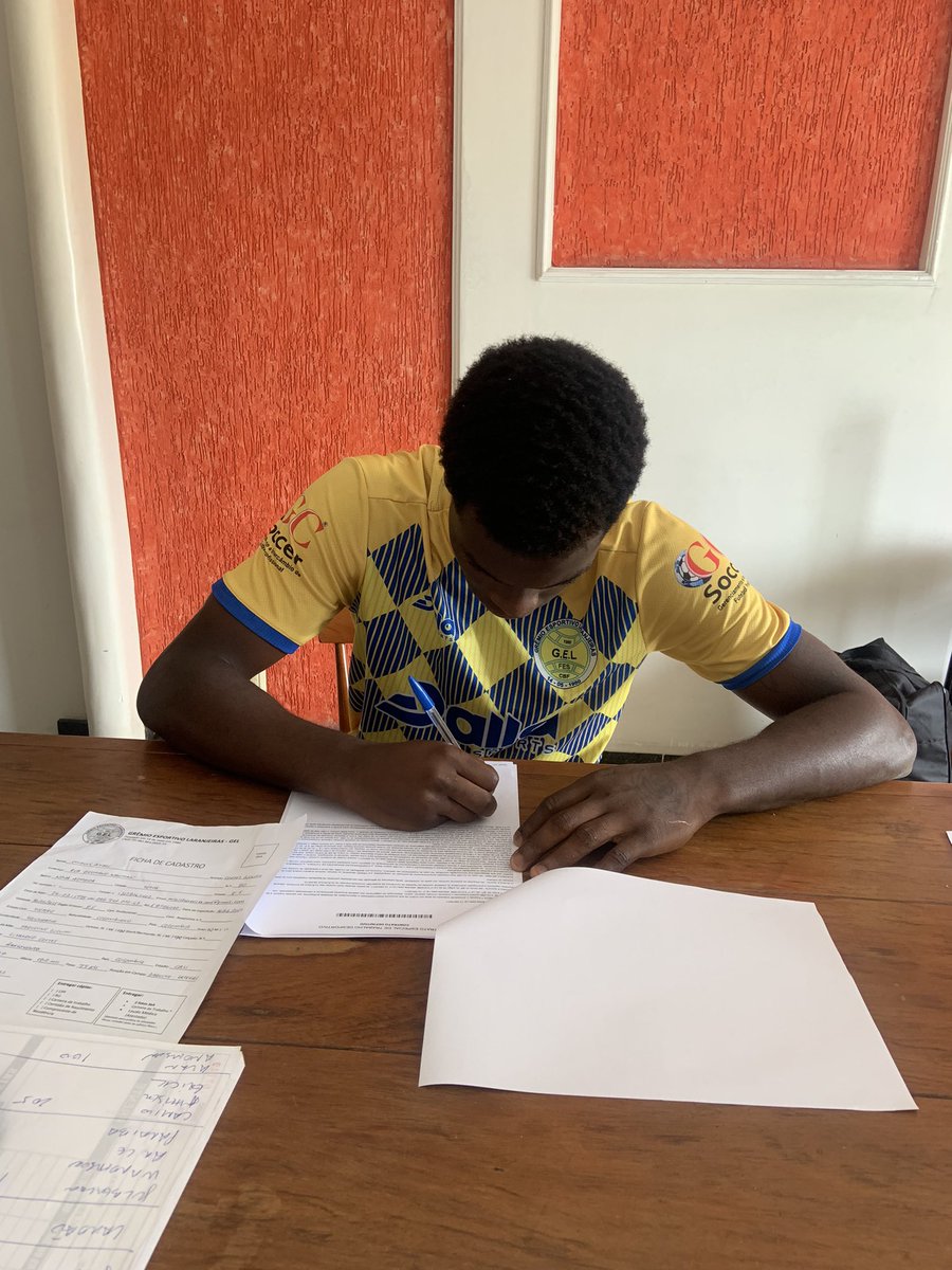 Salles0503's tweet photo. Primeira mente quero agradecer a Deus depois meus familiares que sempre acreditar no meu trabalho,09/08/23 dia que ficará marcado sempre em minha vida, hj pode assinar meu primeiro contrato profissional sensação única que irei sempre levar cmg, creio que isso é só o começo 😭🙏🏾 https://t.co/UdzEng3mji