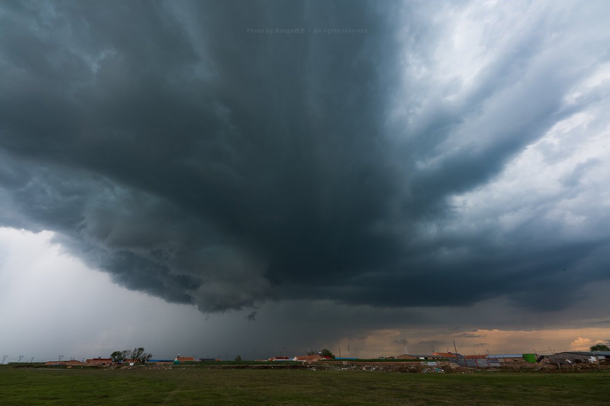 YijingLiu7's tweet photo. This is a small supercell thunderstorm mesocyclone over the village in northeast Chins on August 8,2023.Rainfall in RFD circled to the southwest of wall cloud and a tiny funnel cloud formed as I was hit by strong wind from RFD downburst and then I rushed into my car. https://t.co/v6n9YAtE8f