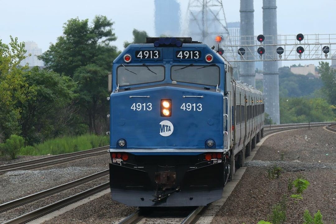 MetroNorth's tweet photo. Chugging along west of the Hudson 🚈

📸: acela_railfan2150 (IG) https://t.co/9lVewqCBPc