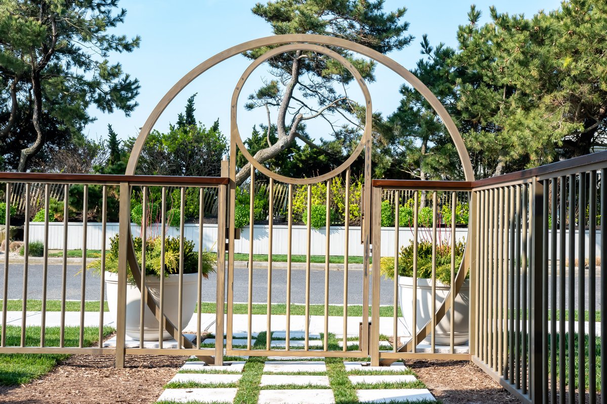 Pool Gate and Fence created from solid bronze with a living finish by Compass Ironworks. hubs.li/Q01QxR3c0

#irongate #compassironworks #poolgate #bronzegate #architecturalfence #oldhousejournal #traditionalbuilding #periodhomes