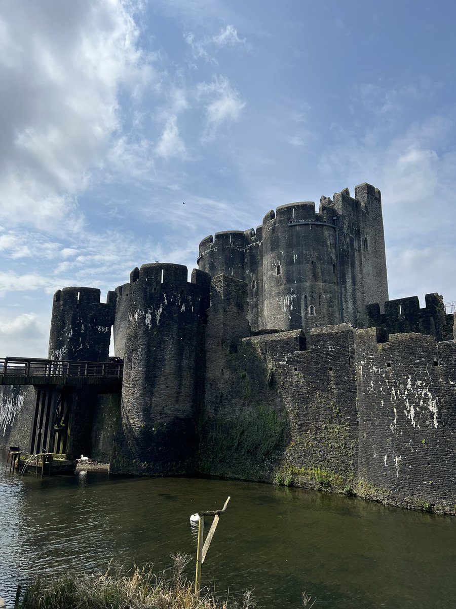 Alternative view of the entrance to Caerphilly Castle 🏴󠁧󠁢󠁷󠁬󠁳󠁿 I just love any photo of this castle, you can make out a swans nest in the moat #welshwednesday #castle