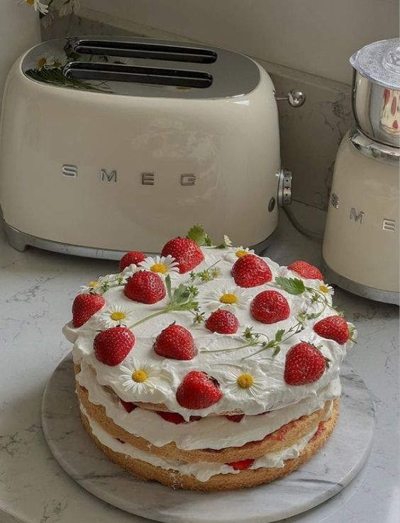 daily_dolce's tweet photo. Strawberry cake by domsli22 https://t.co/3JeWynxUAk