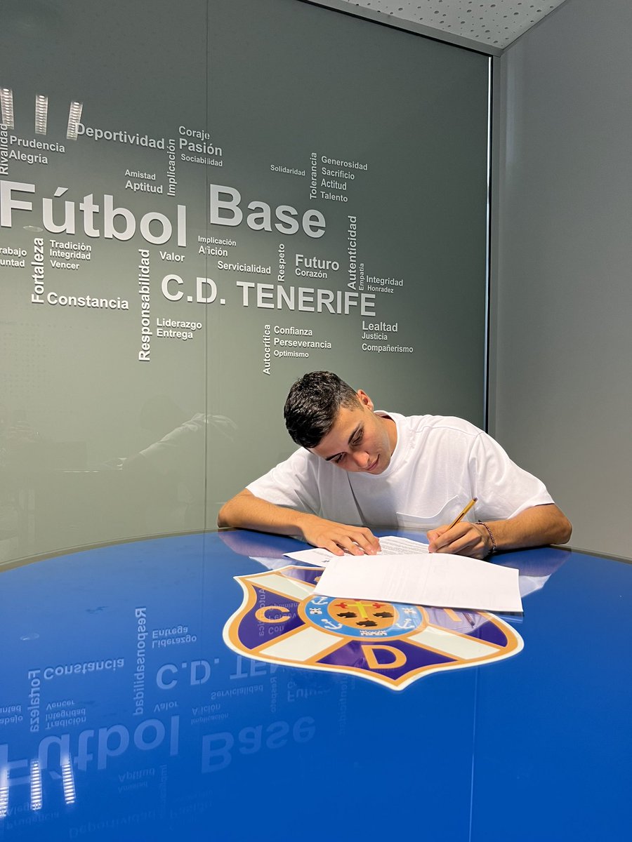 ✍🏻📄Mi primer contrato profesional ⚽️💙🤍 Un pasito más, a seguir en la línea de trabajo, constancia, disciplina y dedicación para continuar avanzando💪🏻 🤝🏼Gracias por confiar en mi @cdtoficial @aitor @cdtcantera Y por supuesto a mi familia, pilar fundamental en mi vida.✨