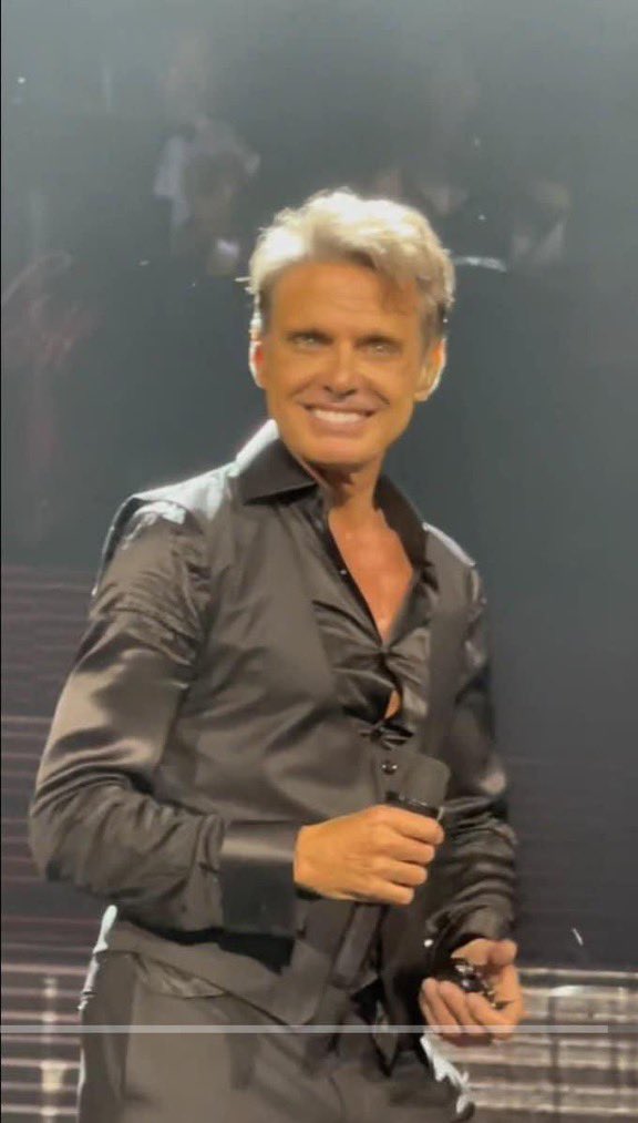 AlertaNews24's tweet photo. 🇦🇷 | En un programa en Argentina aseguran que se iniciará una denuncia contra Luis Miguel y la productora por estafa debido a que, según señala el denunciante, poner un doble en vez del cantante original.

Fotos del cantante de la primera y segunda fecha, respectivamente, de su concierto en Buenos Aires.