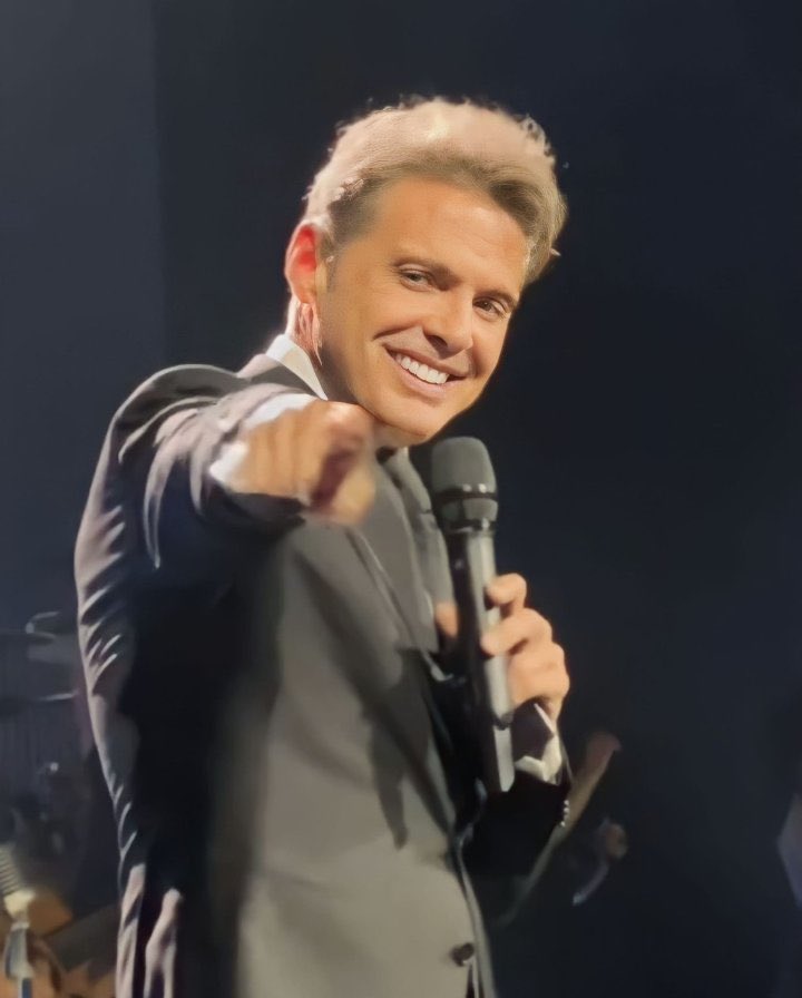 AlertaNews24's tweet photo. 🇦🇷 | En un programa en Argentina aseguran que se iniciará una denuncia contra Luis Miguel y la productora por estafa debido a que, según señala el denunciante, poner un doble en vez del cantante original.

Fotos del cantante de la primera y segunda fecha, respectivamente, de su concierto en Buenos Aires.