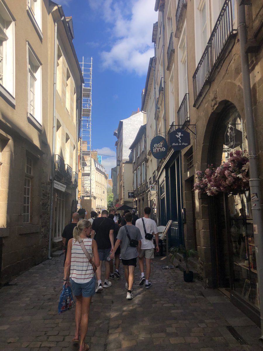 ColgateMBB's tweet photo. Walking tour of the city! 

#GoGate | #GateToFrance https://t.co/Bf9umCh8g3