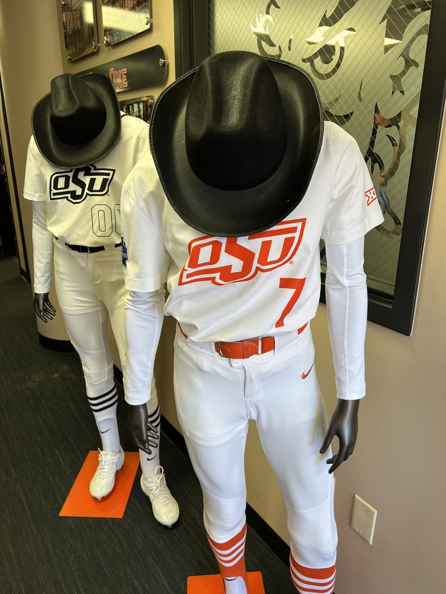 ReaganMartin_28's tweet photo. BIG THANK YOU to @OSUcoachG and the entire @cowgirlsb team for spending time with our 12U @USASoftball All-American team. @AudreyRiley2028 @AnnaHurst_14 #region2stars @MikeVanHorn70 @TeamNCSoftball @TeamNC2028 https://t.co/U9y8aSMztn