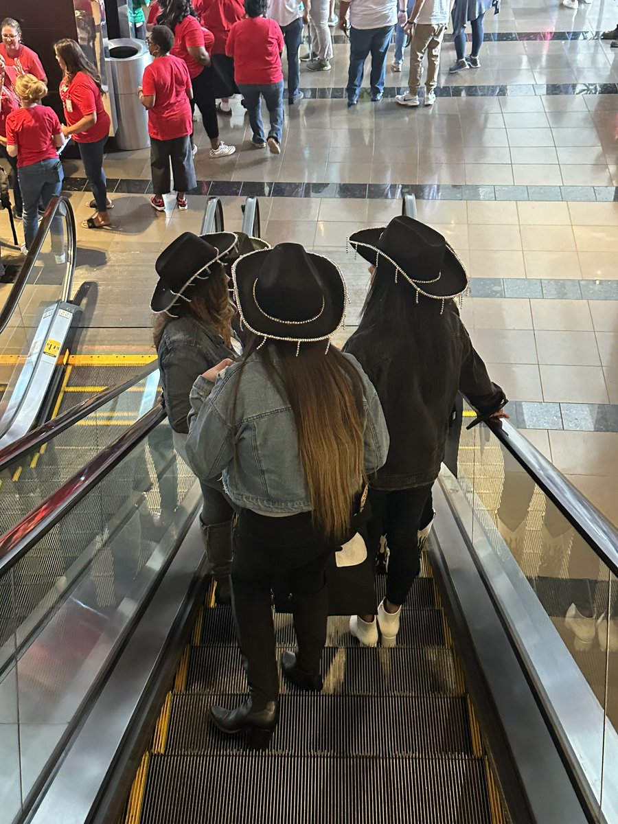 tooskie's tweet image. I am totally fan girling! The @JonesAcademy1 Disco Cowgirls are the best! 🪩💙⭐️ #jonespride #sololomejor #strikeapose