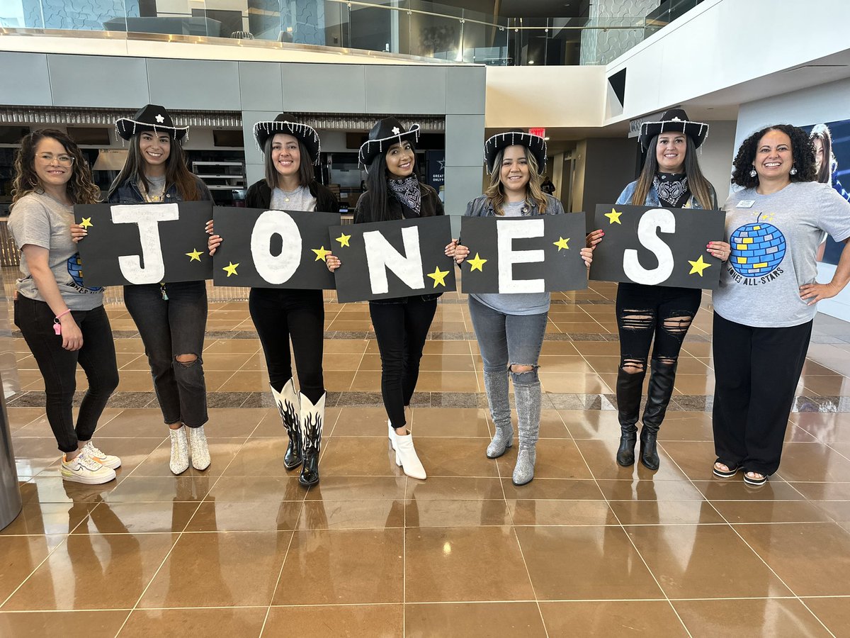 tooskie's tweet image. I am totally fan girling! The @JonesAcademy1 Disco Cowgirls are the best! 🪩💙⭐️ #jonespride #sololomejor #strikeapose