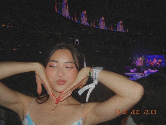 the best day 😭 #ErasTour #TSTheErasTour https://t.co/vlZVkstmdz<a href="/tag/erastour"class="tags">#ErasTour</a><a href="/tag/tstheerastour"class="tags">#TSTheErasTour</a>
