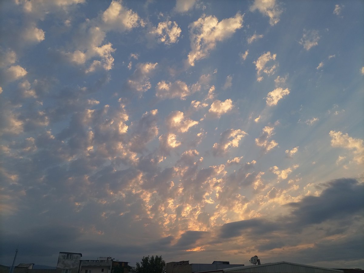 Bazen gökyüzünde yaşamak istiyor insan.☁️☁️