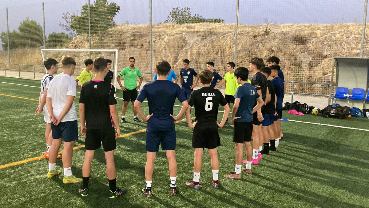 RealJaenCF_base's tweet photo. ⚽️ El #RJCADA arranca su #PretemporadaFBRJ con charla de nuestro Director de FB y del entrenador Vicente Jiménez

Temporada bonita y competitiva la que nos espera en 1ª Andaluza
@RealJaenCF 💜🦎⚽️

#canteradelrealjaen https://t.co/tFsBshJsgz