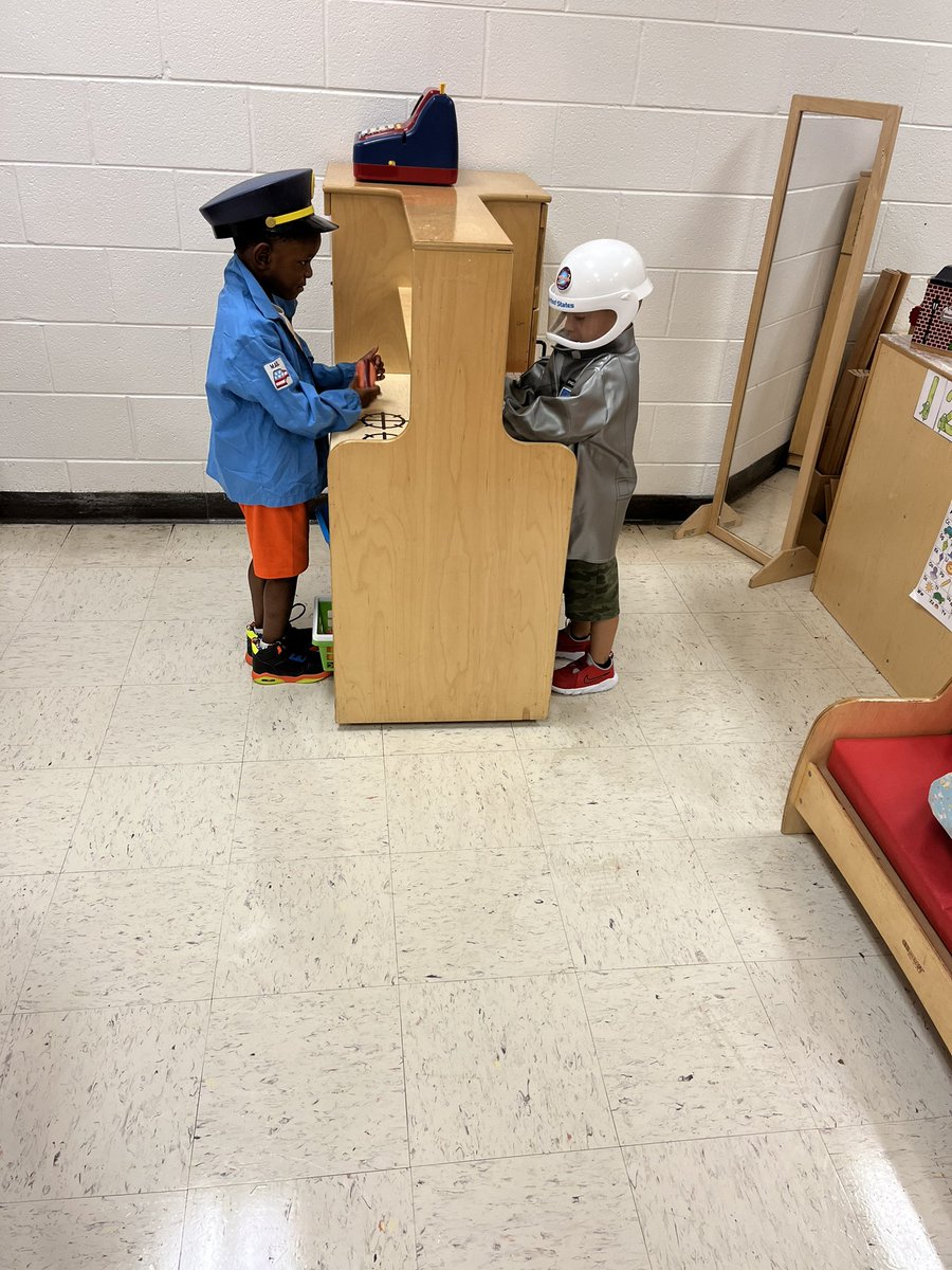 mbullock24's tweet photo. @MsBryant19 @EaglesSouthwest 
PreK4’s first day of making new friends!  There is nothing like Eagle babies💗 https://t.co/JXvg0HN3sU