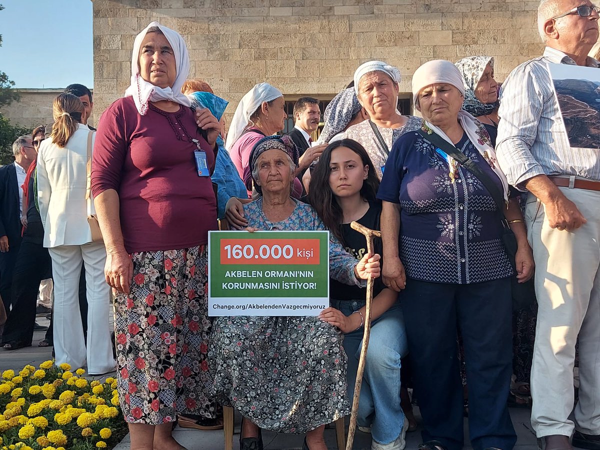 Genci ve yaşlısıyla, 40 kişilik bir köylü heyeti olarak Ankara'ya, Meclise gittik. Ayrımsız tüm siyasi partilerle görüşmeye çabaladık. Tek derdimiz köyümüzde yaşamak, #Akbelen Ormanı'mızı ve topraklarımızı korumaktır. 

Bu böyle biline...
#AkbelendenVazgecmiyoruz