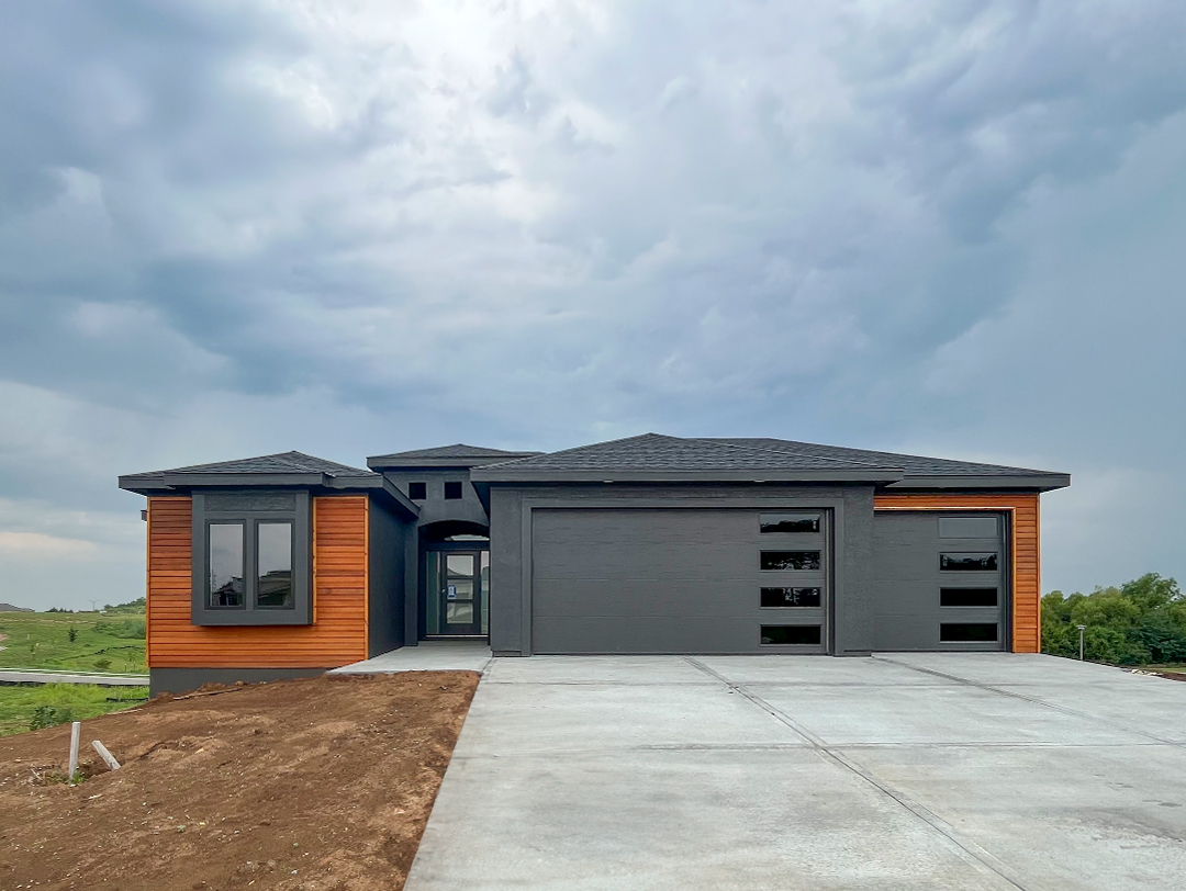CedarCreekKC's tweet photo. LOVE the way this new custom(er) home pops beneath the clouds in The Meadows. โค๏ธโค๏ธโค๏ธ
#CedarCreekKC #CustomHomes #NewHomesites #LotsAvailable #TheMeadowsAtValleyRidge https://t.co/vYw01426aw