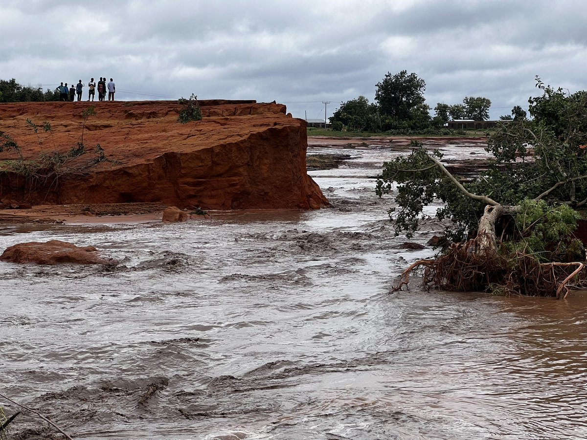 whaun's tweet photo. Nalerigu is completely cut off after the Gbani dam burst and washed out the Walewale-Nalerigu highway. It’s gonna be a rough few months as the main paved thorough fare is gone for the rest of rainy season. #Ghana #NorthEastRegion https://t.co/WQMMMsOZZo