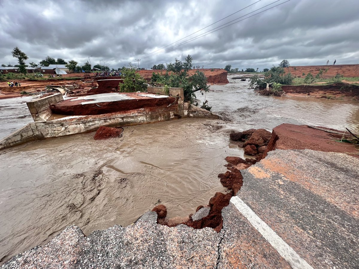 whaun's tweet photo. Nalerigu is completely cut off after the Gbani dam burst and washed out the Walewale-Nalerigu highway. It’s gonna be a rough few months as the main paved thorough fare is gone for the rest of rainy season. #Ghana #NorthEastRegion https://t.co/WQMMMsOZZo