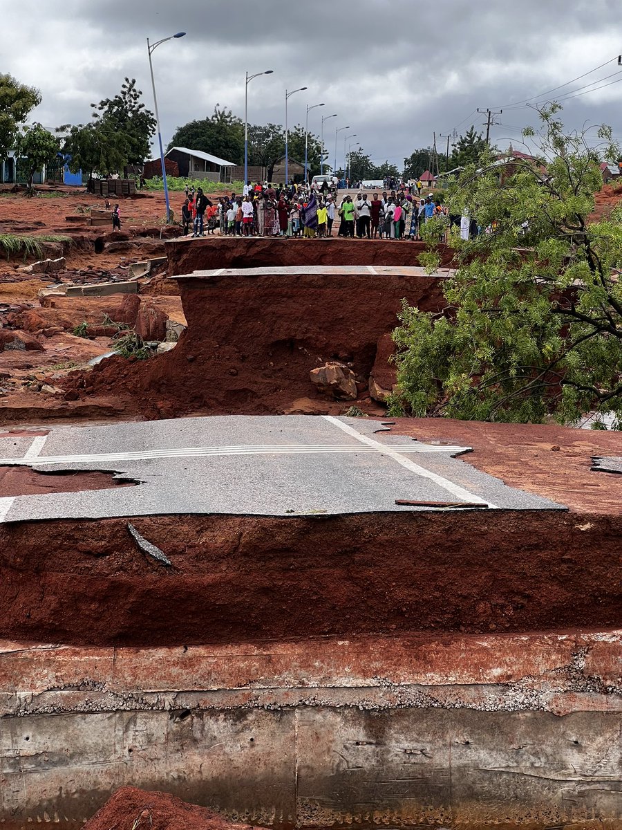 whaun's tweet photo. Nalerigu is completely cut off after the Gbani dam burst and washed out the Walewale-Nalerigu highway. It’s gonna be a rough few months as the main paved thorough fare is gone for the rest of rainy season. #Ghana #NorthEastRegion https://t.co/WQMMMsOZZo