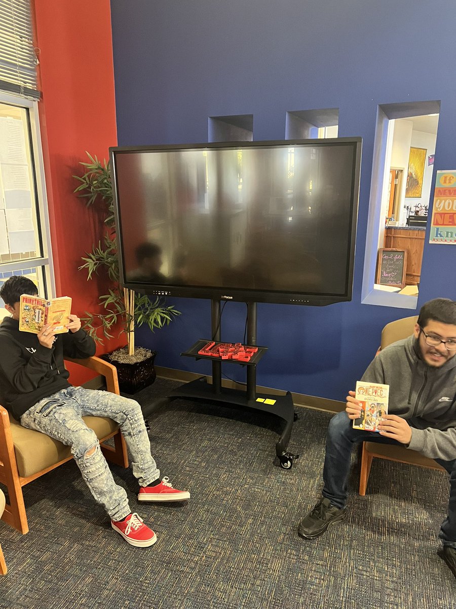 thegolfinglibr1's tweet photo. Happy National Book Lovers Day! Look at what our Lions π¦ are reading!! #LionsareReaders #NationalBookLoversDay #smalltownvibes #geturreadon @CHS_PrideTime @MabelGarcia1014 @Mesquita_CHS @ClintHSLions https://t.co/KQfDWZRtor