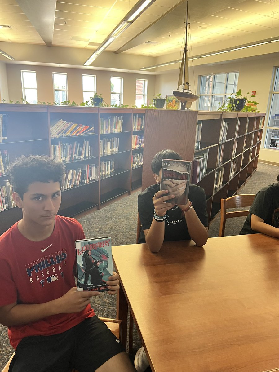 thegolfinglibr1's tweet photo. Happy National Book Lovers Day! Look at what our Lions π¦ are reading!! #LionsareReaders #NationalBookLoversDay #smalltownvibes #geturreadon @CHS_PrideTime @MabelGarcia1014 @Mesquita_CHS @ClintHSLions https://t.co/KQfDWZRtor