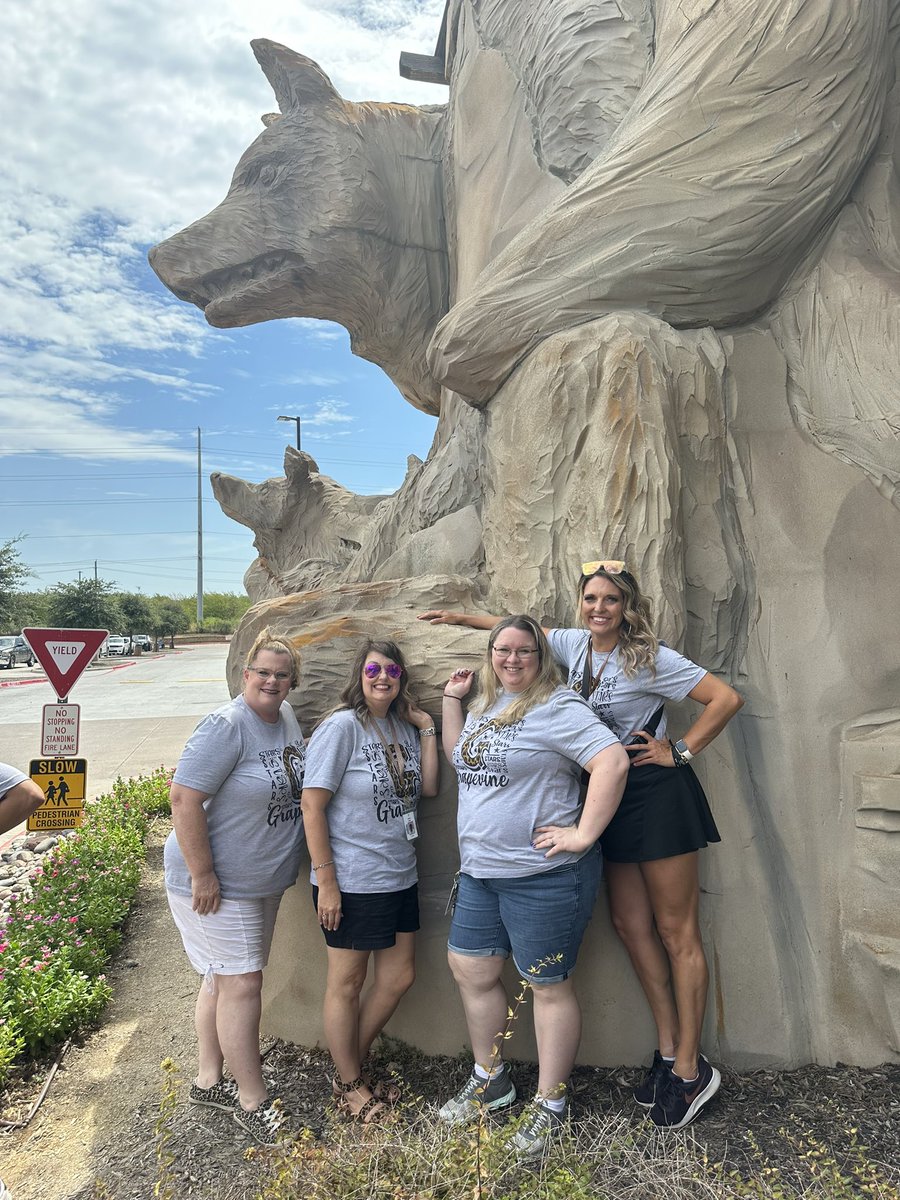 Owwwwoooooo!!! 🐺 Team Kinder at Stop 3!!! <a href="/GreatWolfLodge/">Great Wolf Lodge</a> 👏🏻👏🏻 #GESshineon