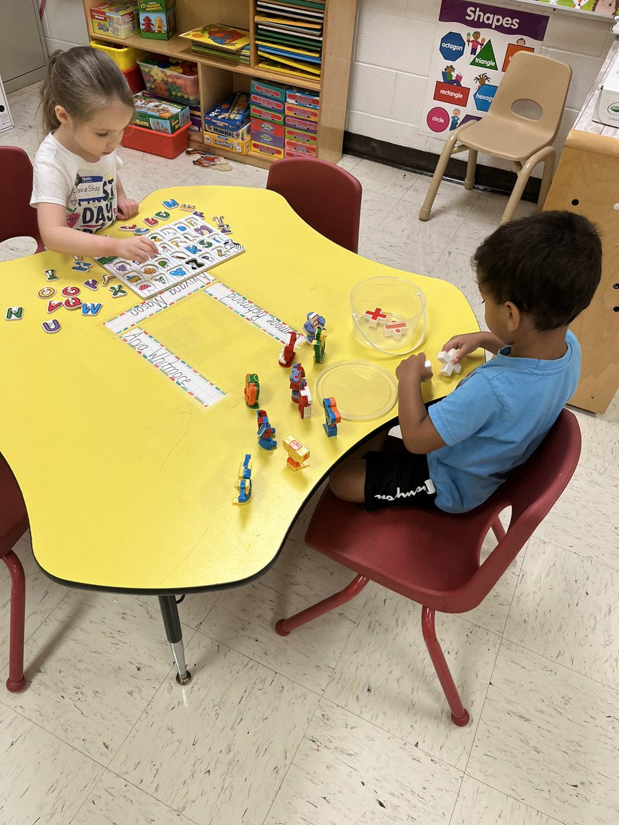 mbullock24's tweet photo. @EaglesSouthwest @MsBryant19 
Discovering robots numbers and alphabet puzzles first day PreK4 https://t.co/CDyaMoVfGJ
