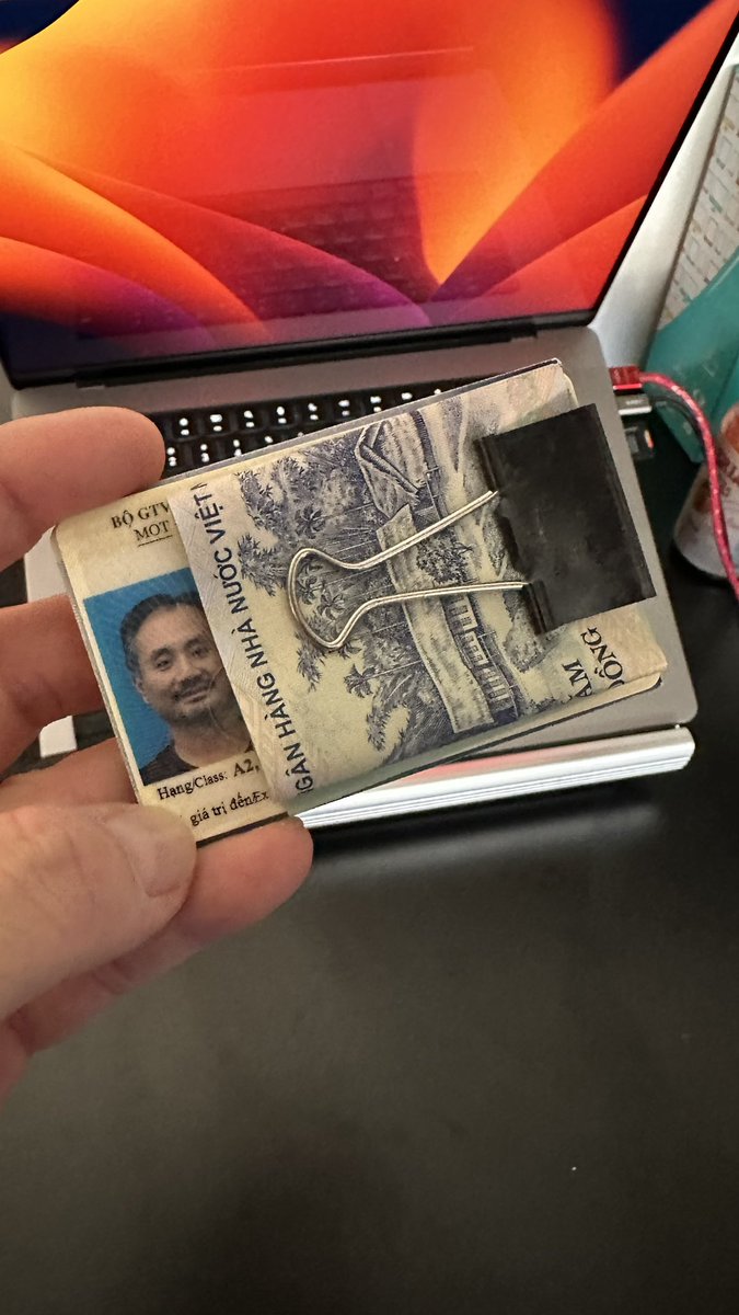 GetLostTravelin's tweet photo. This clip canβt be compared to other minimalist travel wallets like the Rigid and others that cost $50-$200. This cost me nothing because I stop it from supply at work.π
#BestWalletEver #HellaCheap https://t.co/4IdIyBjmZK