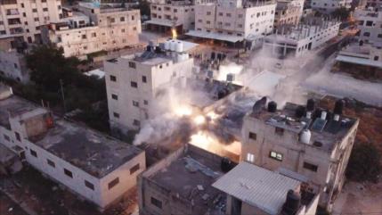 #14AñosDeAmorTricolor #FreePalestine @ONU_es 🗣️Un grupo de soldados israelíes, acompañados por unidades de ingeniería, atacaron la ciudad de Nablus, en la Cisjordania ocupada, y rodearon el campamento de refugiados palestinos Askar y dinamitaron la casa del mártir palestino