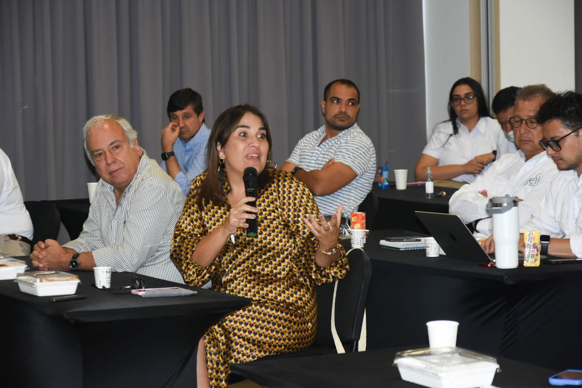 ProsantamartaV's tweet photo. 📢#BuenasNoticias I Socializamos hoy #CompromisoMagdalena una iniciativa que se traduce en la unión🤝 histórica del sector empresarial, de organizaciones de la sociedad civil, de fundaciones y la Diócesis de Santa Marta para transformar juntos el territorio del Magdalena 💪🏻💪🏻 https://t.co/2g4CC9Uw0l