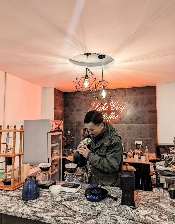 ITCnews's tweet photo. 🌱Through professional training, Surya elevated Lake City coffee, reducing waste &amp; enhancing its quality

🏞️Connecting local coffee farms to his café, he sourced organic beans from Kaski district

☕This year he gathered 500+ kg of green coffee
Explore ➡️ https://t.co/EATihA09rm https://t.co/qaE611GftC