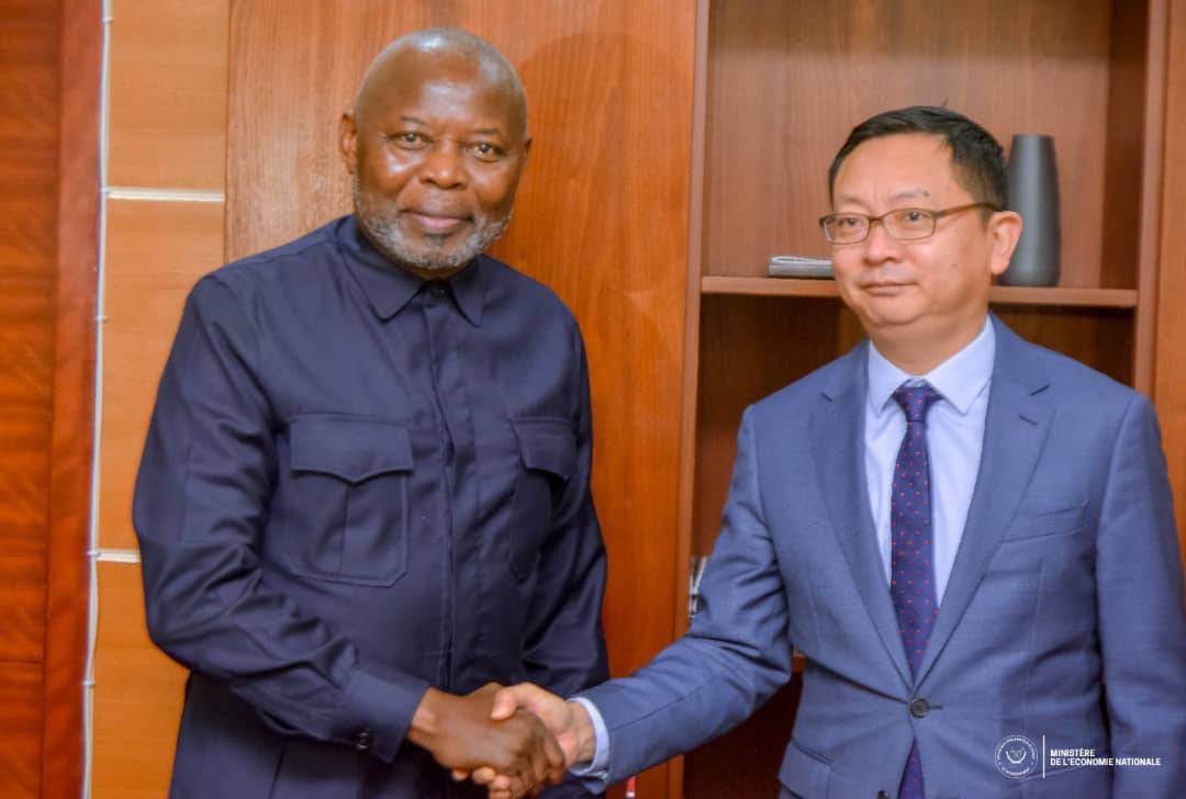 CMpiso's tweet photo. #Economique : RDC -CHINE 

La Chine veut mettre en œuvre les accords de partenariat convenu récemment , à Beijing entre le président Félix Antoine tshisekedi et le président Xi jumping . C'est l'ambassadeur de Chine qui la exprimer au VPM @VitalKamerhe1 https://t.co/t2o9fTkGEj