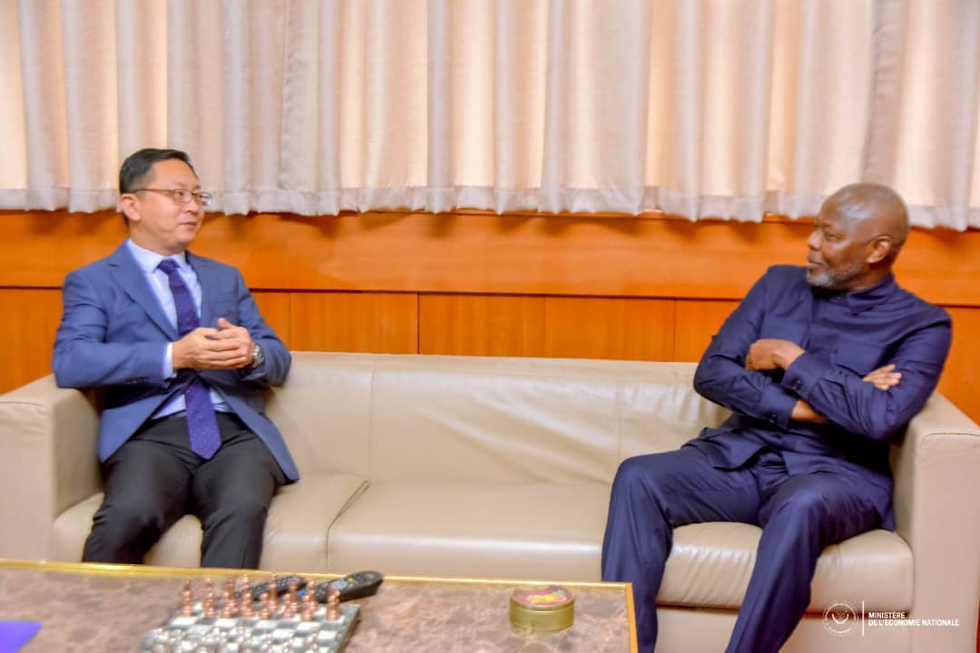 CMpiso's tweet photo. #Economique : RDC -CHINE 

La Chine veut mettre en œuvre les accords de partenariat convenu récemment , à Beijing entre le président Félix Antoine tshisekedi et le président Xi jumping . C'est l'ambassadeur de Chine qui la exprimer au VPM @VitalKamerhe1 https://t.co/t2o9fTkGEj