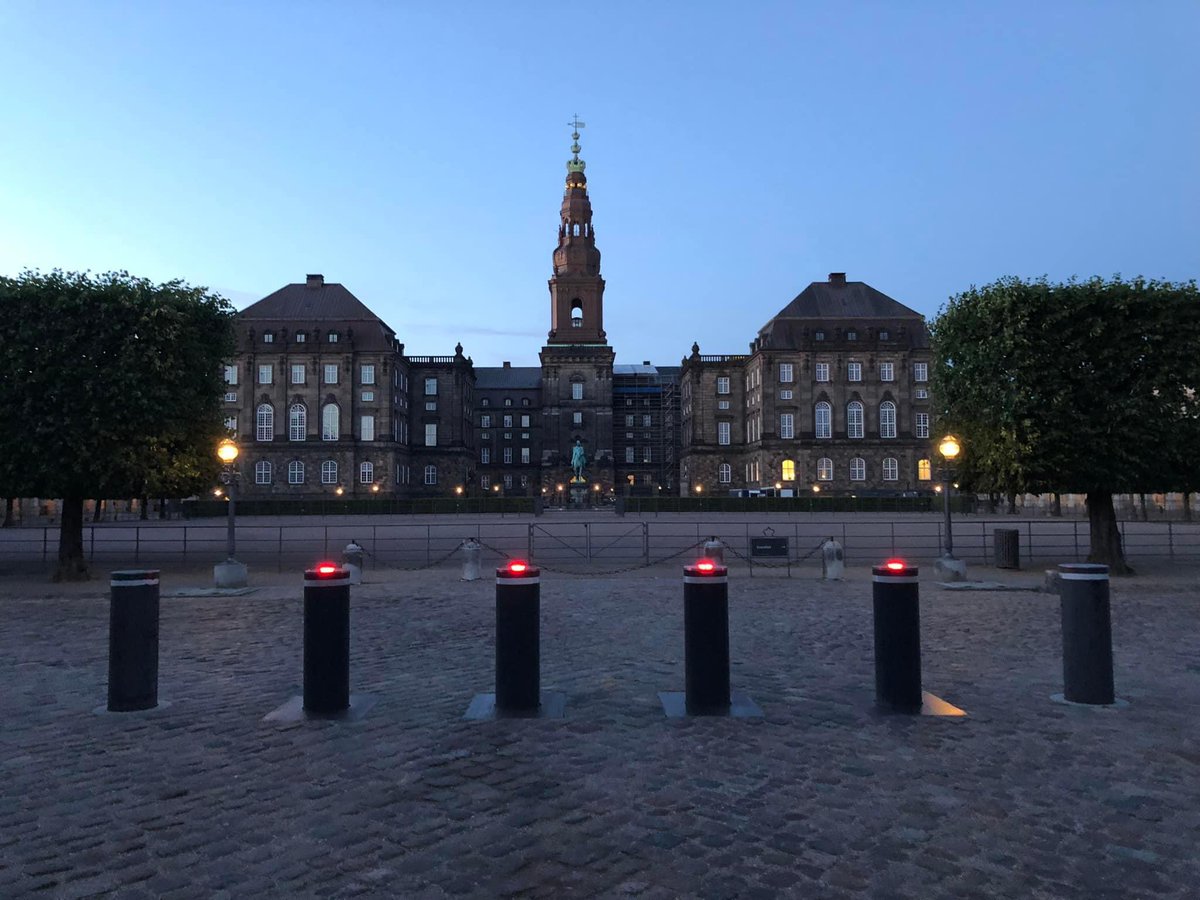 LBMathiesen's tweet photo. VI BØR HAVE EN FORFATNINGSDOMSTOL. 

Tænk på Støjberg sagen, minkskandalen og nu, hvor en flertalsregering kan frede sine ministre. Det nuværende system dur ikke og bør ændres. 

For det dur ganske enkelt ikke at det er kollegaer, politiske modstandere, politiske venner og endda partikollegaer, der skal træffe de her beslutninger. 

For det bliver politiseret. Ingen nævnt, ingen glemt. Det her opslag handler ikke om blå eller rød eller om at pege fingre. 

Nu står vi tilmed i en situation med en flertalsregeringen, som kan frede sine ministre for godtbefindende, og Folketinget og derved befolkningen, kan intet gøre ved det. 

Det er uholdbart! 

Hvordan skal man kunne forvente at en befolkning bakker op og respekterer et folkestyre, når politikerne fejler, når det gælder det her centrale punkt. 

Derfor fremsætter jeg nu et forslag i Folketinget om en forfatningsdomstol. 

Jeg har ikke en færdig løsning på et nyt system, men jeg håber at et flertal i Folketinget deler min bekymring og vil stemme for at vi arbejder i den retning. 

Det her må kunne gøres bedre.

#dkpol #dkmedier