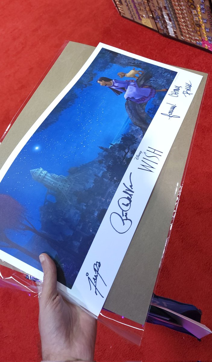 DisneyCastArg's tweet photo. ¿Sabías que el año pasado estuvimos con los directores y productores de Wish, la próxima película de @DisneyStudiosLA?
En Estados Unidos va a estrenarse en cines el 22 de Noviembre, mientras que a Argentina va a llegar el 4 de Enero. https://t.co/tZZgta2PEG