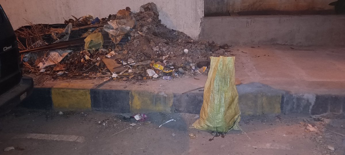Santosh_Sh7's tweet photo. @ICCCBengaluru @BBMPCOMM @BBMPSWMSplComm @BbmpchdTeam @tv9kannada @urbansbm @swaccha_bbmp @publictvnews 
The problem is increasing daily. New bag of garbage just got dumped. 
Indian Biere House have their wallet parking in this place but not pushing the owner to clean this mess https://t.co/tsxDSL7IEg