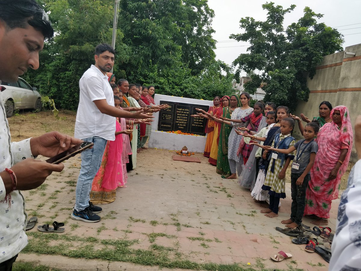 BharatC95619067's tweet photo. Meri mitti Mera Desh program at kanz gram panchayat tah detroj rampura dist Ahmedabad https://t.co/aqPONR4DKi