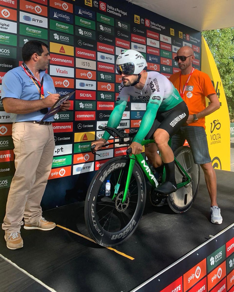 CajaRural_RGA's tweet photo. 🇵🇹 Buen estreno de @Daniel_Babor1 en el prólogo de #VoltaPortugal. El checo marcó el octavo tiempo en la rapidísima crono de Viseu, finalizando a 5" de Rafa Reis.

Primera carrera en el equipo de @gorkasora y también debut como stagiaire para Jaume Guardeño.

#SúmateAlVerde 💚 https://t.co/DGymaiCOuW