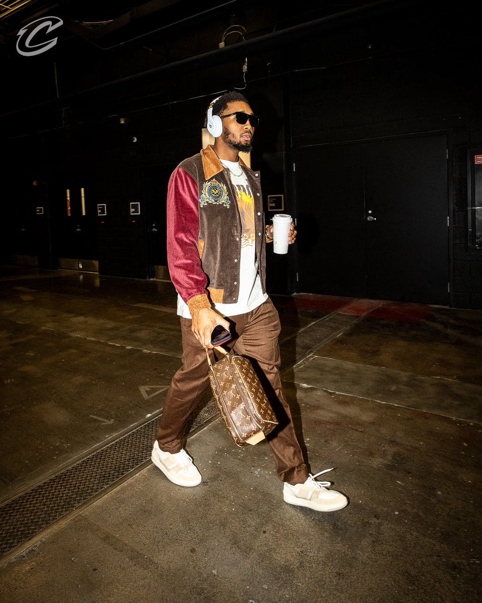 cavs's tweet photo. a 1 of 1 style. ✨

#CavsPlayerWeek | @spidadmitchell https://t.co/yEtw6zj1ov