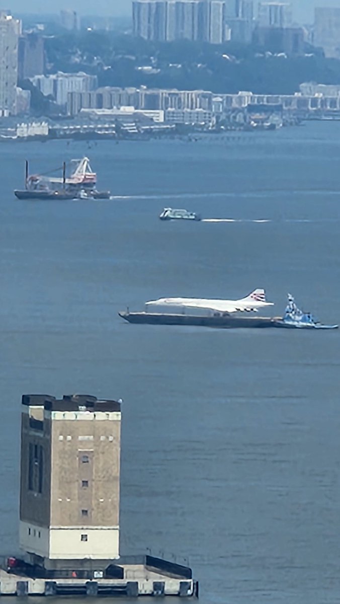 punchyb's tweet photo. (in the style of lit) please tell me whyyyyy this plane is in the Hudson river? https://t.co/01sac1vsKm