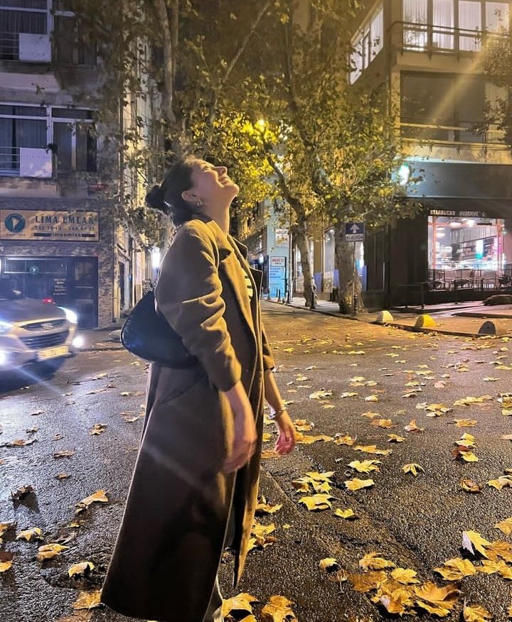 helinfcps's tweet photo. Yıldızlara bak             Biz küçüktük
{@_helinkandemirr #helinkandemir 🥺🤍} https://t.co/zFM4O4q04j