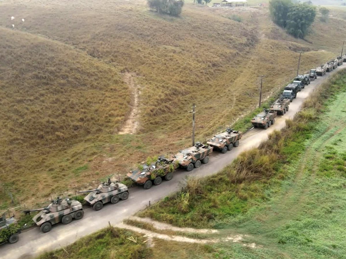 exercitooficial's tweet photo. No Rio de Janeiro, cerca de 1200 militares da 9ª Brigada de Infantaria Motorizada participaram da Operação Punho de Aço, que prepara a Força-Tarefa Suez como Força de Prontidão do Exército.
▶️https://t.co/t89CwBE1Uk
#FORPRON https://t.co/r94anebX7m