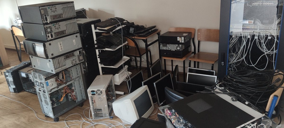 Particle_Soft's tweet image. All right.
Today we are looking for equipment for a programmer :)
Or maybe there will be something for a graphic designer.
What do you think?? What to choose??
#indiegames #indiedev
#detective #gamedev #pixelart #pixel
#indiegamedev #gameart
#couple