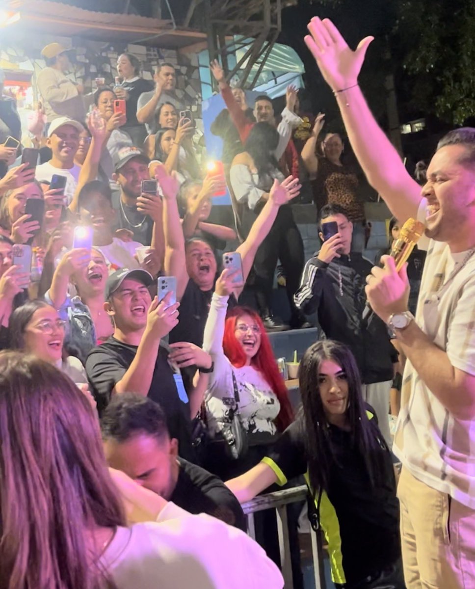 La Gabriela la dió toda en las Fiestas del Cerro 🎊

Los niños se divirtieron en el coliseo y los artistas locales pusieron al público a cantar.

En la noche tuvimos música popular, las parodias de Los de Yolombó y a Los Chiches del Vallenato para cerrar el día con broche de oro.