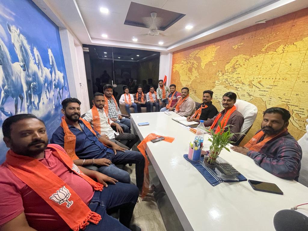 SunnyRajblood's tweet photo. भारतीय जनता युवा मोर्चा वॉर्ड न 28 द्वारा आगामी कार्यक्रमों कों लेकर चर्चा हुई इस बैठक में सुरत शहर कारोबारी सदस्य श्री Kishor Patil @KishorP24866026 जी एवं युवा अध्यक��ष श्री Chandan Singh @Chandan13385943 जी विशेष उपस्थित में बैठक का आयोजन किया गया। https://t.co/Hxo7HtjMmc