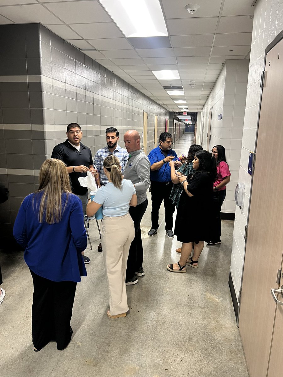 ScienceWeiss21's tweet photo. @ChannelviewISD Secondary Science teachers explore how to implement Science &amp; Engineering Practices in preparation for the new TEKS! #STEM #SEPs @CvisdT @playcirvin @ChannelviewHS @AguirreJrHigh @AliceJohnsonJrH @endeavoreagles https://t.co/PBqddaZF2A
