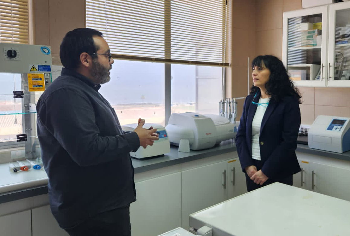 En visita a la Región de Antofagasta, la directora nacional, Alejandra Pizarro visitó el centro CeBIB, financiado por @ANIDInforma. El objetivo de este es realizar investigación de vanguardia en el área de la biotecnología y la bioingeniería.