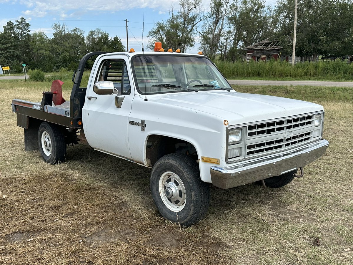 I hate to say it but I think I’m going to sell my 93 Dodge W350 Diesel with hydrabed and keep this. Just a beautiful 88 1 ton single rear wheel Chevy. 67k original miles. Former power company pickup. Bed was put on in 2010. Even has a freshly reupholstered seat.