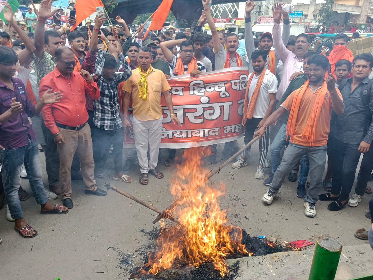 ALOKGARG593612's tweet photo. मेवात, हरियाणा में हुए हिन्दू अभिषेक यात्रा पर हुए हमले के विरोध में विश्व हिन्दू परिषद गाजियाबाद महानगर द्वारा आक्रोश यात्रा तथा आतंकियों का पुतला दहन किया गया। https://t.co/3XS0zZCt9K