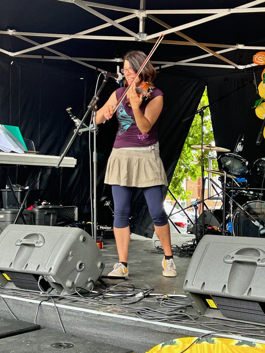 BoppinBunnies's tweet photo. You can see us performing live at the #ThamesmeadFestival on Saturday 12 August. We’ll be on the Southmere Stage at 12:40. Bring your little ones to boogie with Anna, Jane &amp; Charlie 🎶 🎺🎻 @ThamesmeadLDN @Royal_Greenwich @LBofBexley @rar_london @RoyalArsenalAct @PlumsteadCommon https://t.co/X54Xxtornr
