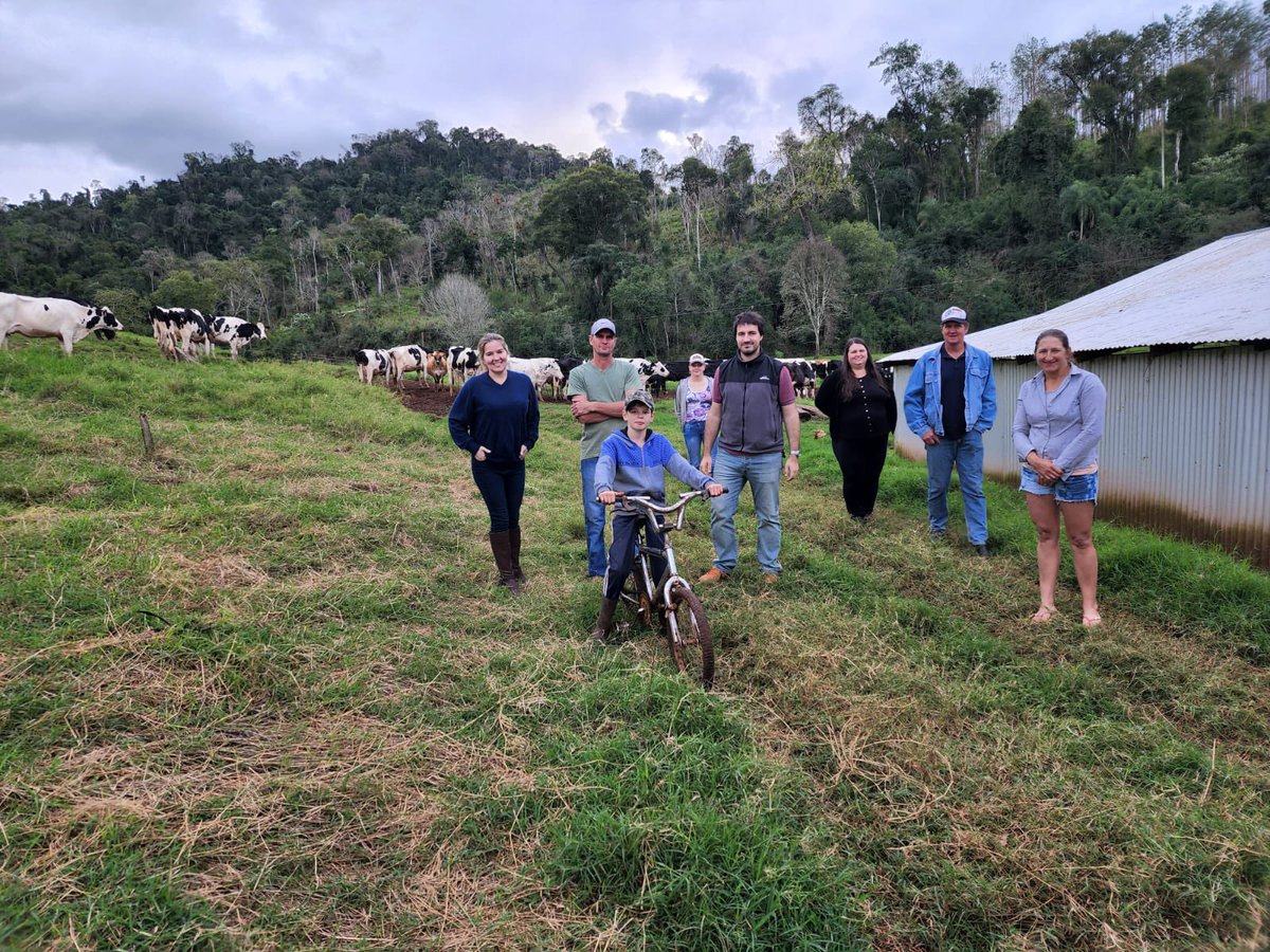 IvoWichmann's tweet photo. Vuelta por Col Aurora, Misiones
Cuenca lechera con gran capacidad de producir volumen de forrajes.
Mucho para hacer pero convencidos de hacerlo.
#Lecheria #NutricionAnimal #Nea #Tambo #NutriNor https://t.co/DLLND6kCGG